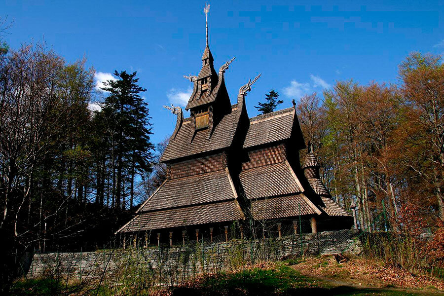 Фото: Церковь Фантофт (Fantoft stavkirke) рядом с Бергеном