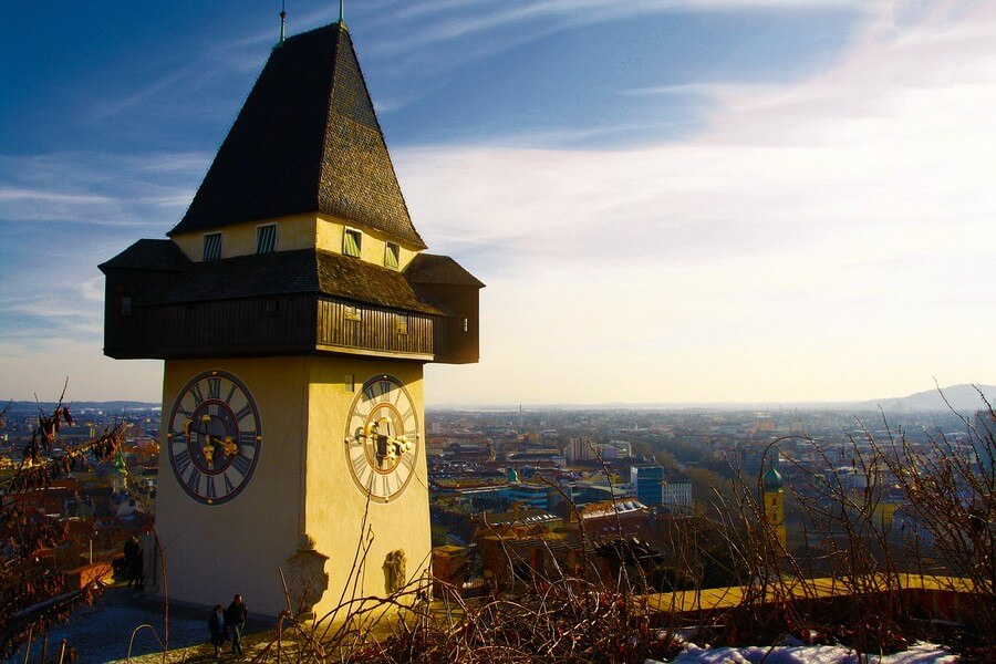 Фото: Башня с часами в замке Шлосберг