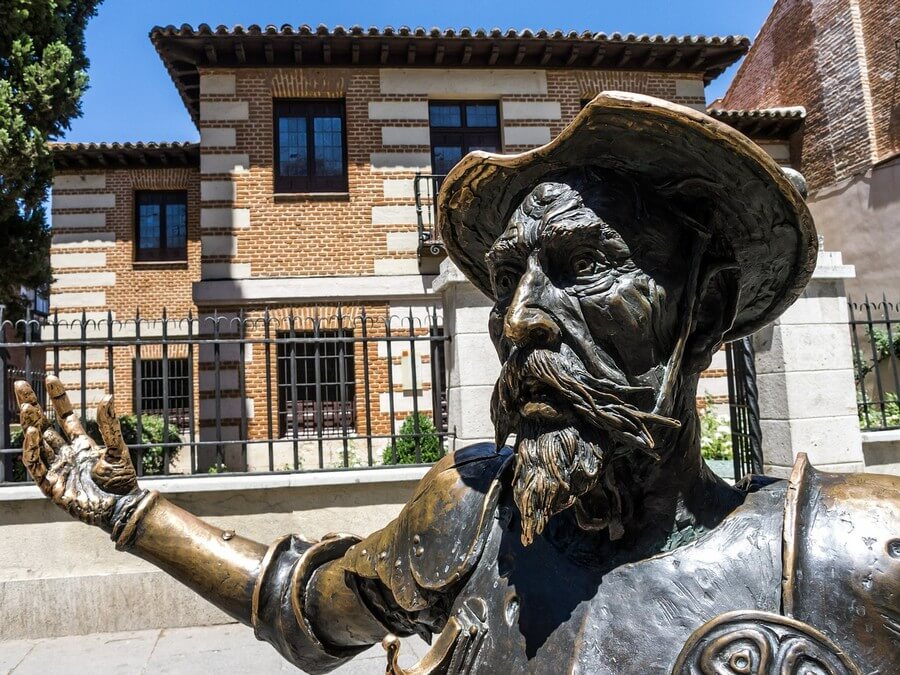 Фото: Статуя Дон Кихота около дом-музея Сервантеса, Мадрид