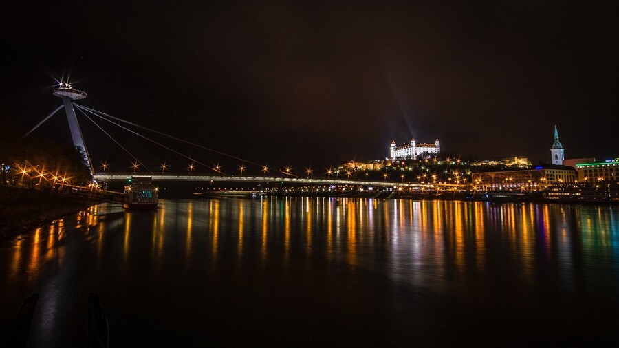 Фото: Мост через Дунай и ночная Братислава