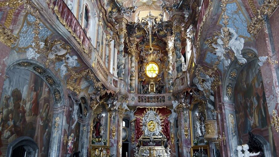 Фото: Внутри церкви святого Иоанна Непомука (Азамкирхе), Мюнхен