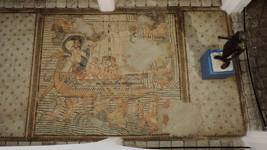 Фото: Мозаика "Путешествие Венеры" на полу в музее древней истории и антиквариата, Танжер