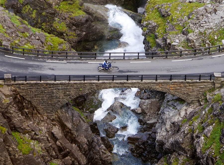 Фото: Мост через водопад Стигфоссен, Trollstigen, Норвегия