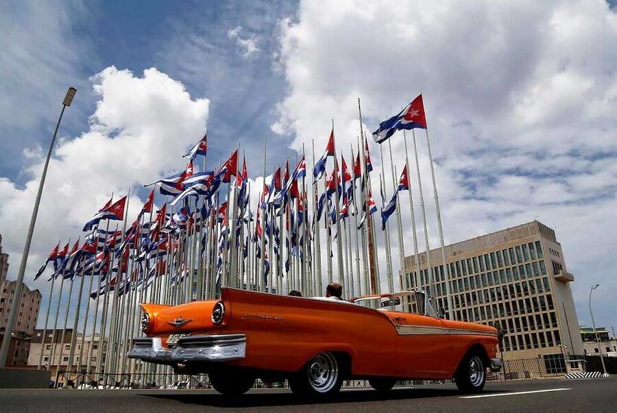 Фото: Антиимпериалистическая трибуна и бывшее американское посольство, Гавана