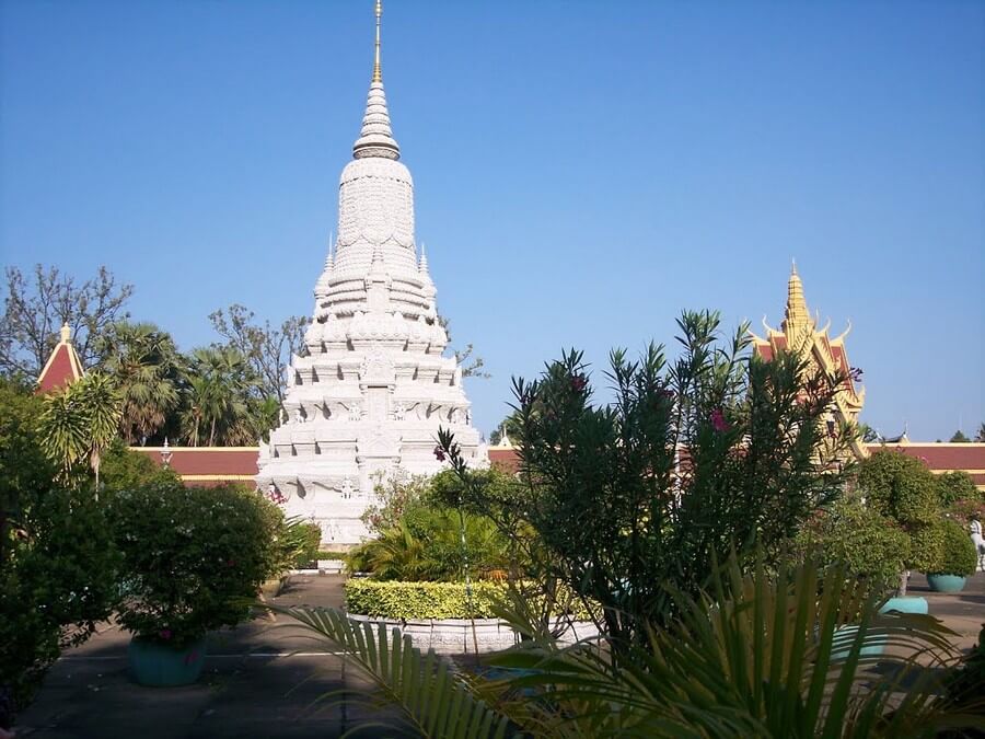 Фото: Stupa of HM King Suramarith adm HM Queen Kossomak, Серебряная пагода, Пномпень