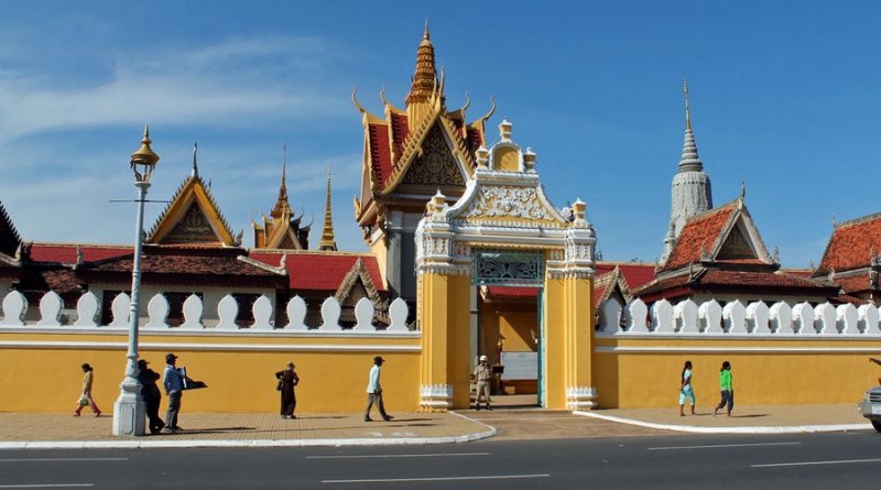 Фото: Вход на территорию Королевского дворца, Пномпень