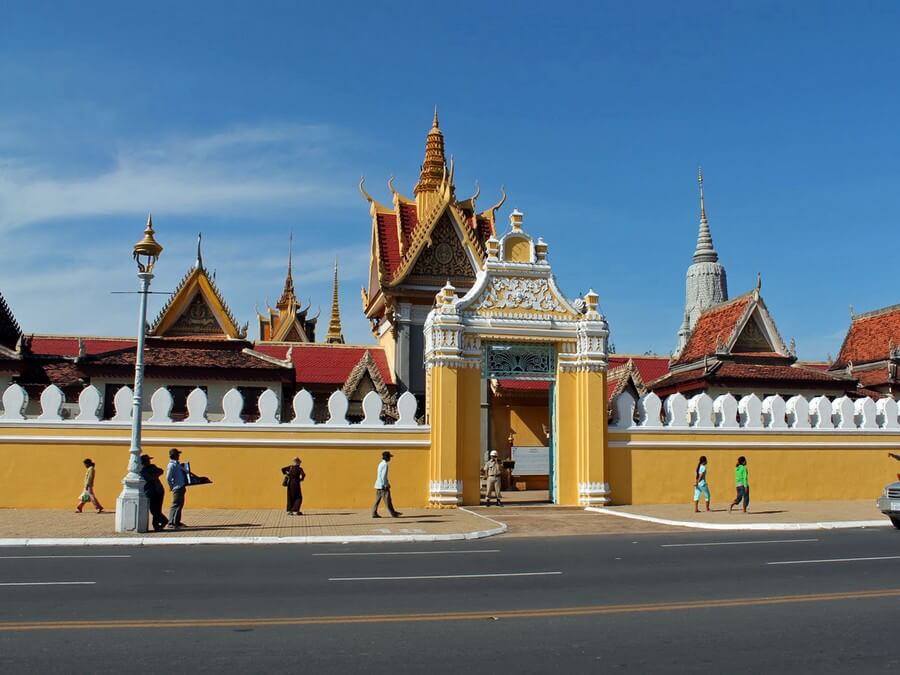 Фото: Вход на территорию Королевского дворца, Пномпень