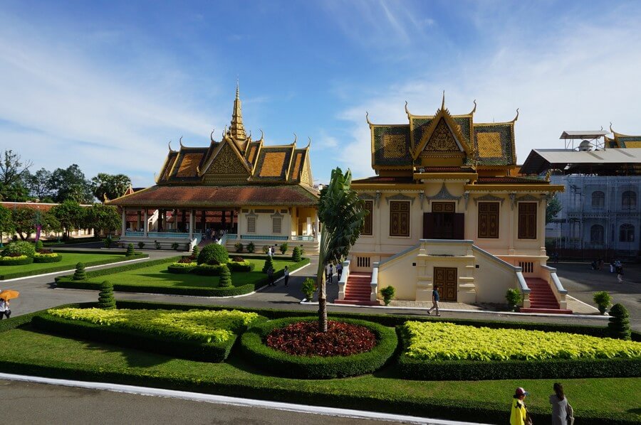 Фото: Phochani Pavilion, Бронзовый дворец (справа), дворец Кхемарин (справа на заднем плане)