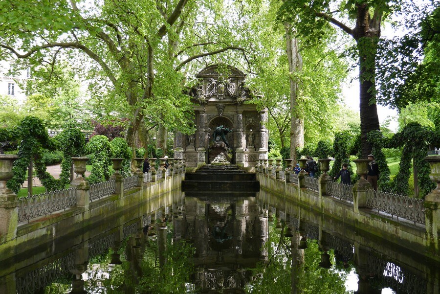 Фото: Фонтан Медичи в Люксембургском саду