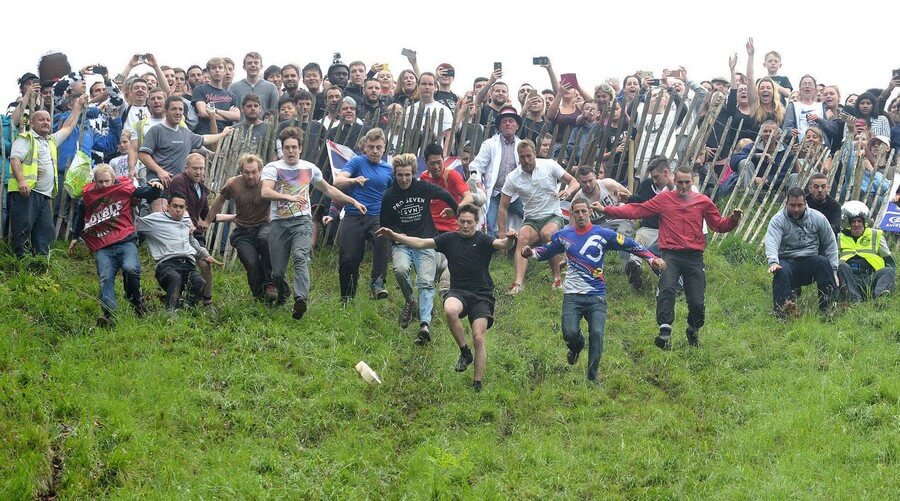 Фото: Сырная гонка в 2017 г (Cheese Rolling Festival)