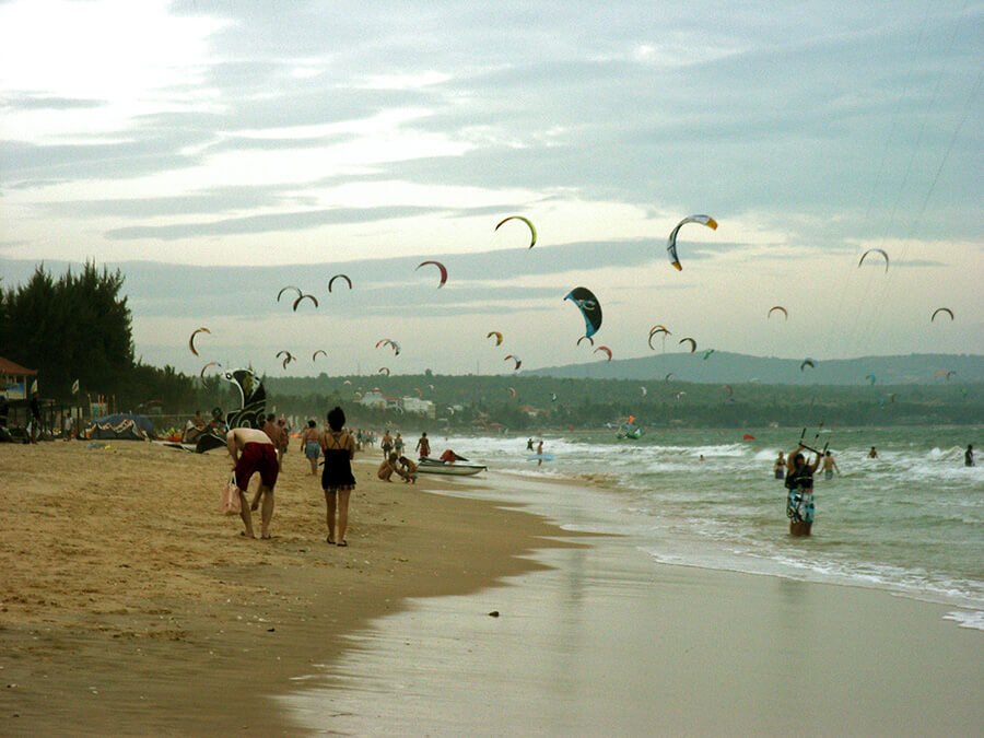 Фото: Кайтсерфинг на пляже в Муйне