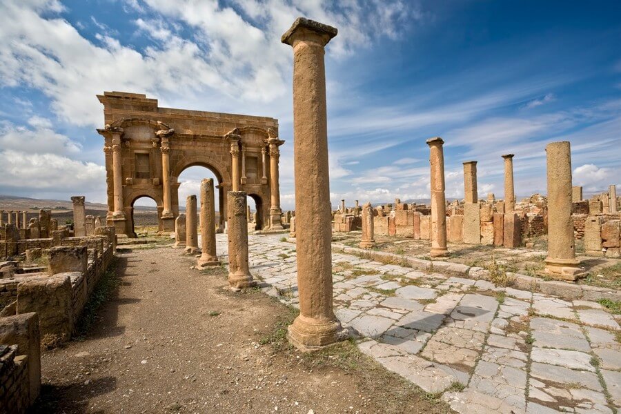 Фото: Вид на Арку Траяна. Древнеримский город Тимгад в Алжире.