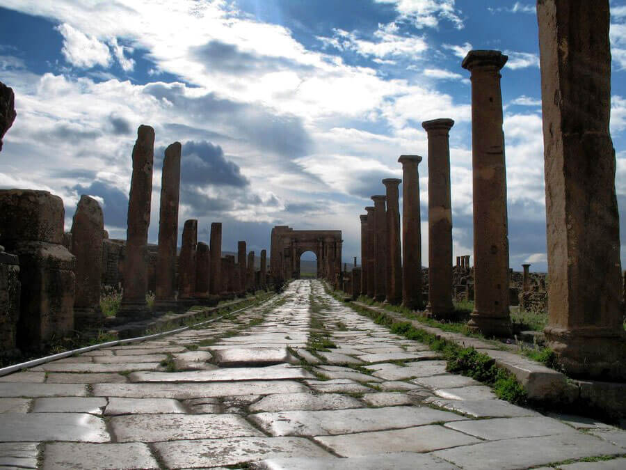 Фото:: Древнеримский город Тимгад в Алжире.
