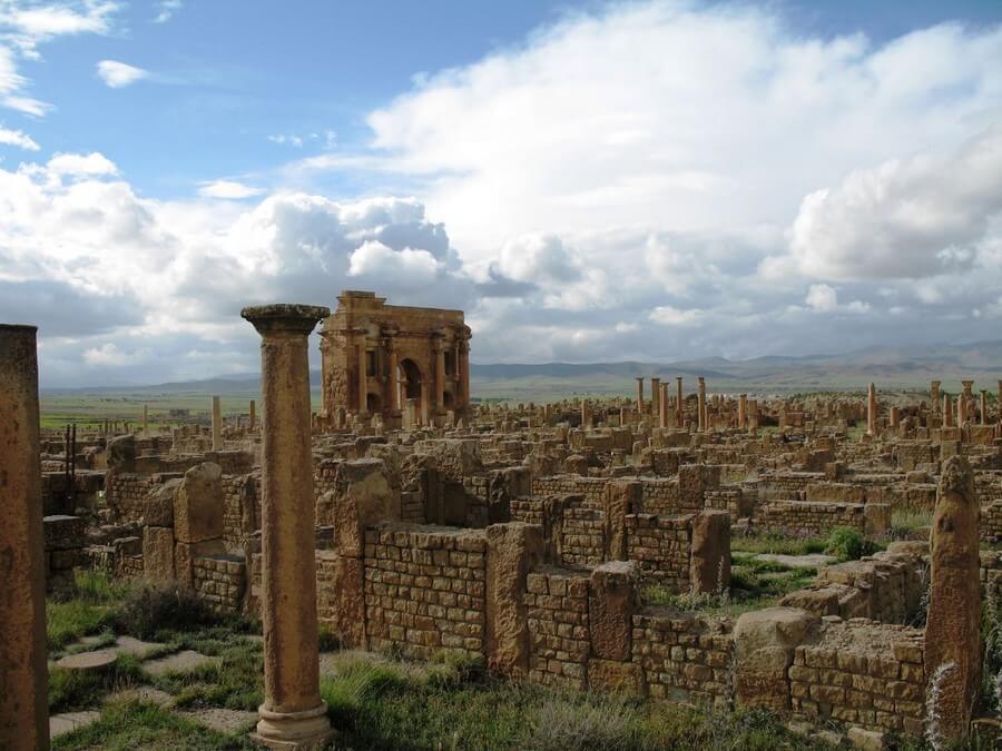 Фото: Вид на Арку Траяна. Древнеримский город Тимгад в Алжире.