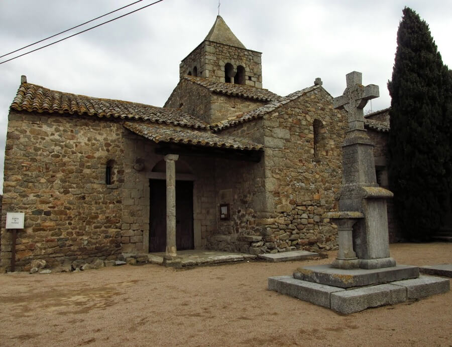 Фото: Церковь Сан-Марти (Iglesia de Sant Martí) в Романья-де-ла-Сельва (Romanyà de la Selva), Санта-Кристина-де-Аро