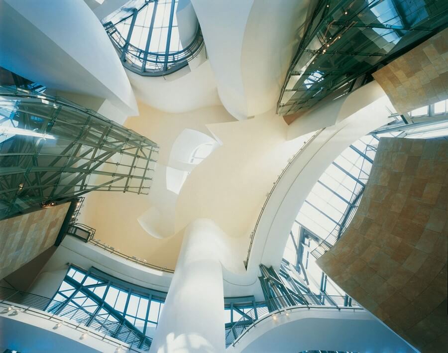 Фото: Внутри музея Гуггенхейма в Бильбао, Испания