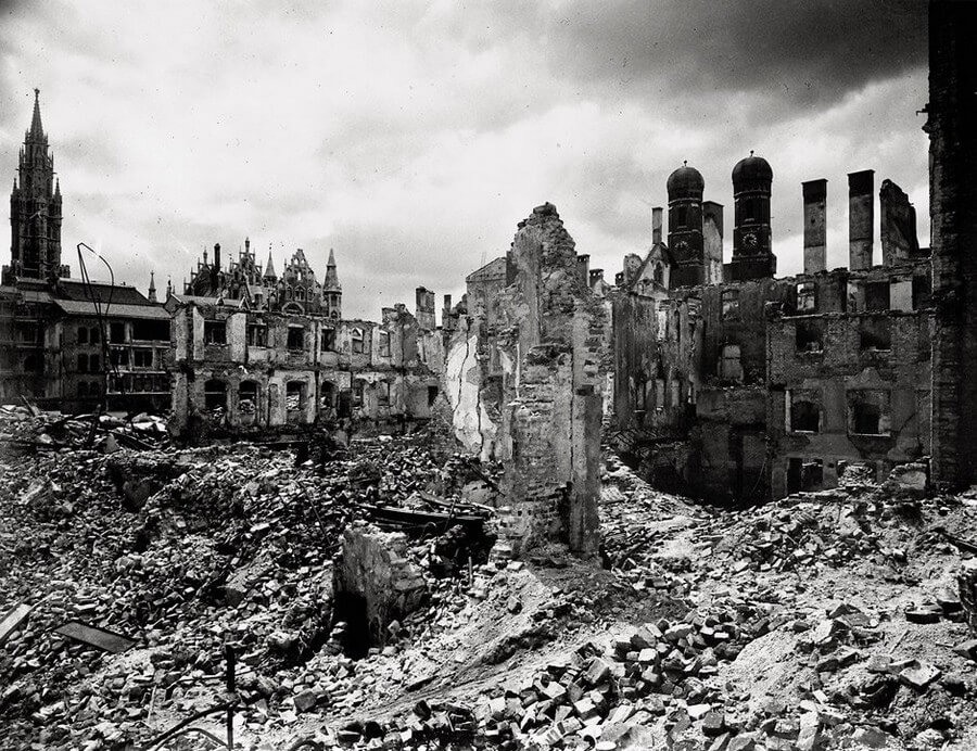Фото: Разрушенный войной Фрауенкирхе (Frauenkirche), Мюнхен