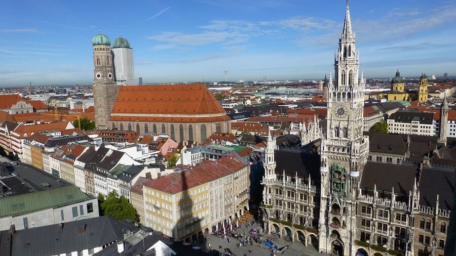 Фото: Вид на Фрауенкирхе (Frauenkirche) с Мариенплац, Мюнхен