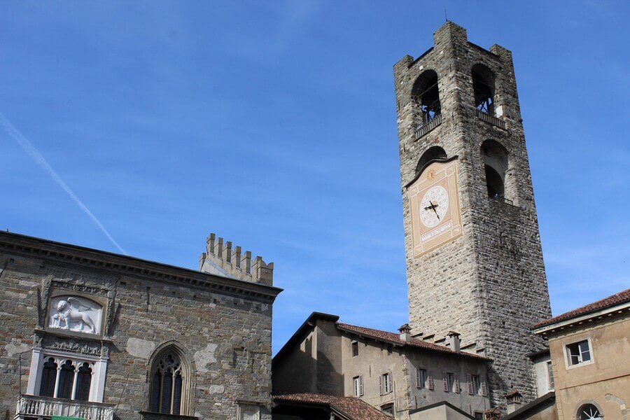Фото: Сторожевая башня Кампаноне на Старой площади, Бергамо