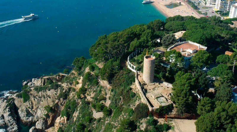 Фото: Замок Сант Жоан (Castell de Sant Joan) с высоты птичьего полета, Льорет-де-Мар