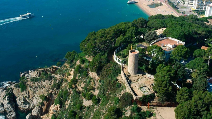 Фото: Замок Сант Жоан (Castell de Sant Joan) с высоты птичьего полета, Льорет-де-Мар