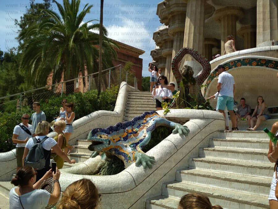 Фото: Лестница дракона и толпы туристов, Парк Гуэль, Барселона
