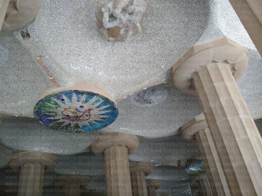 Фото: Потолок гипостильного зала, Парк Гуэль, Барселона