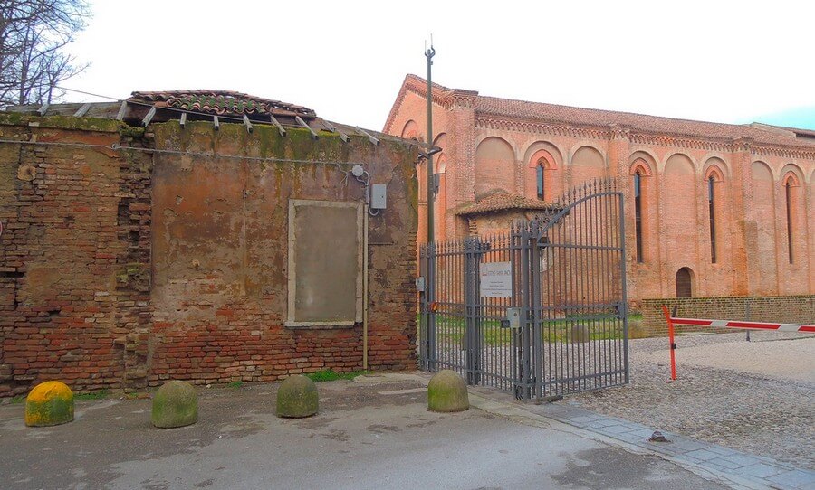 Фото: Справа церковь Санта Паола (Chiesa di Santa Paola), Мантуя