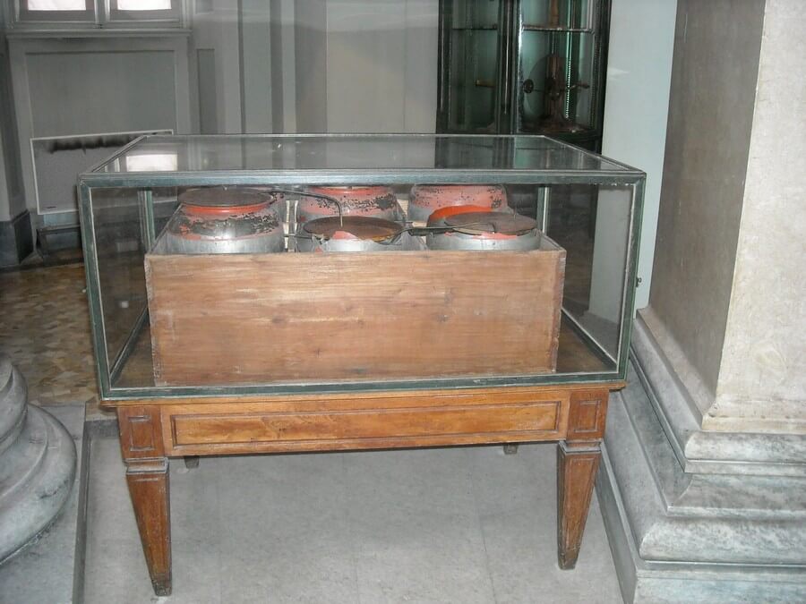 Фото: Первая батарея в музее Алессандро Вольта (The Temple of Volta), Комо