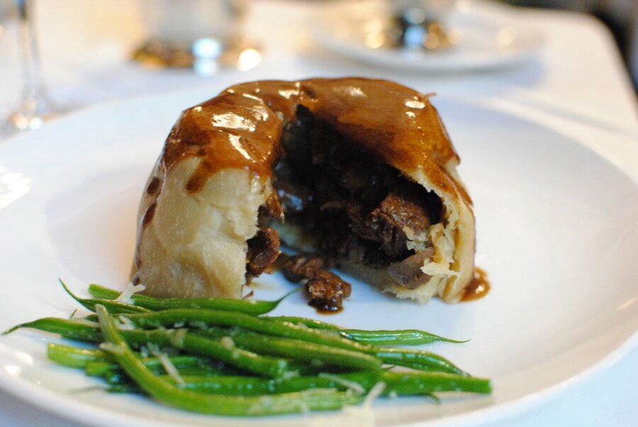 Фото: Пудинг из мяса и почек (steak and kidney pudding)