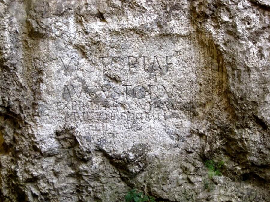 Фото: Римская надпись в отеле Элизабет (Rimsky napis na hradnej skale), Тренчин