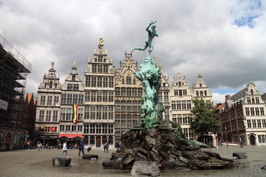 Фото: Фонтан Брабо на площади Гроте-Маркт (Grote Markt), Антверпен