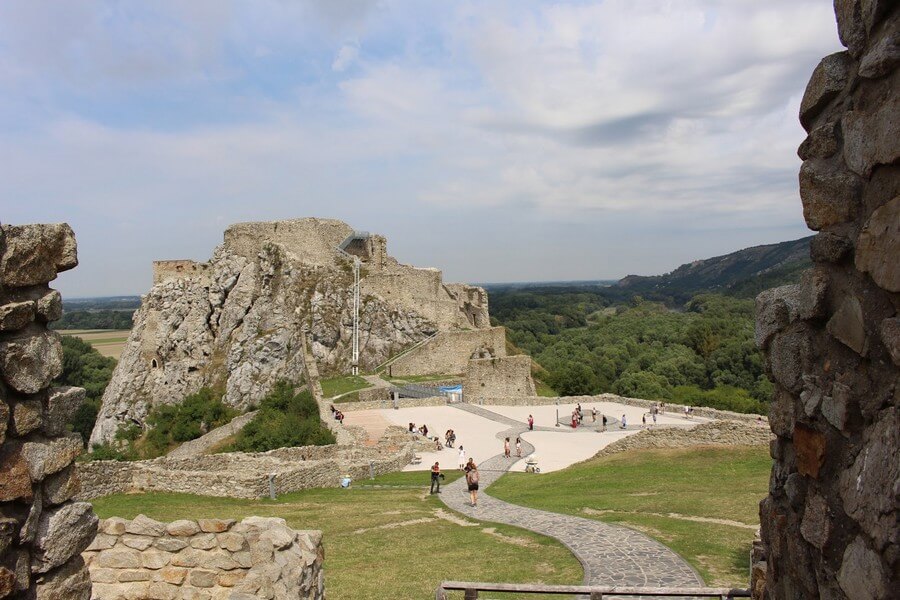 Фото: Замок Девин в Братиславе