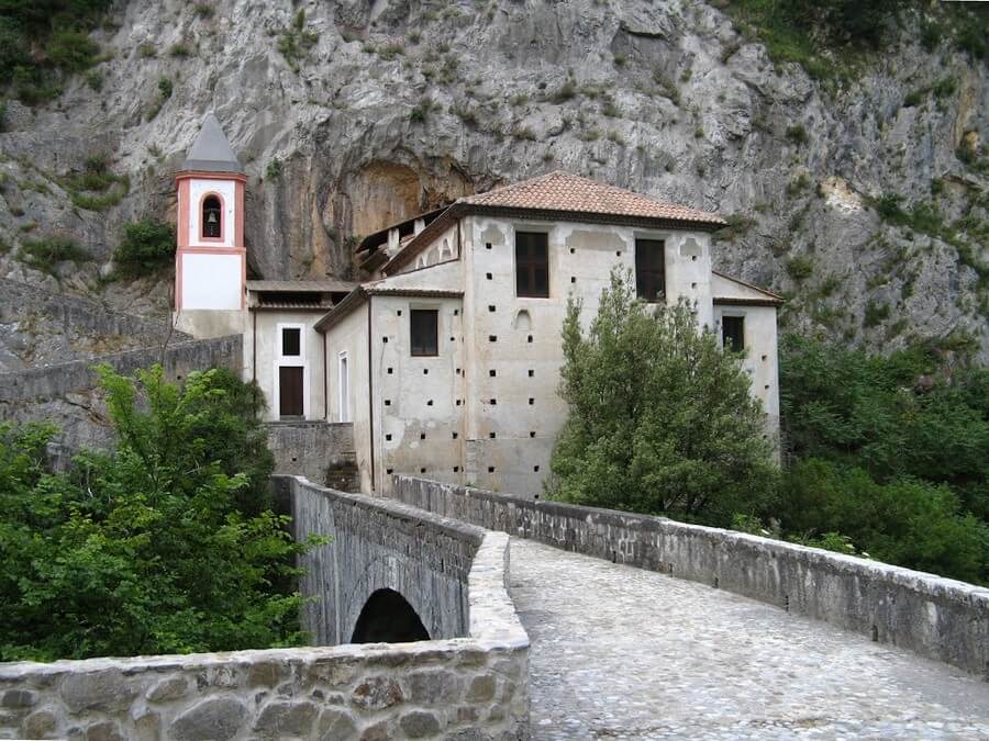 Фото: Храм Святой Марии Константинопольской в Папасидеро (Santuario di Santa Maria di Costantinopoli di Papasidero), Италия