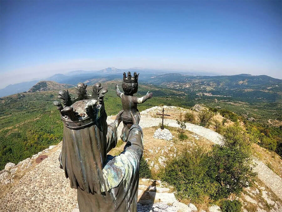 Фото: Храм Мадонны дель Поллино в Сан-Северино-Лукано (Santuario della Madonna del Pollino a San Severino Lucano), Италия